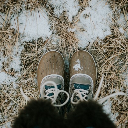 Winterspaziergang_Schuhe_c_TaraEvans_unsplash