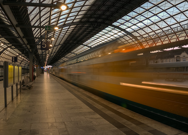 Regionalzug_im_Bahnhof_Spandau_Björn_Stysch