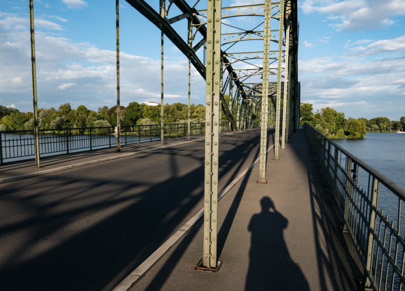 Schatten_auf_Große_Eiswerderbrücke_Spandau_Björn Stysch