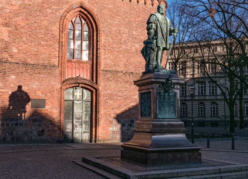 Denkmal_vor_Nikolaikirche_Spandau_Björn_Stysch